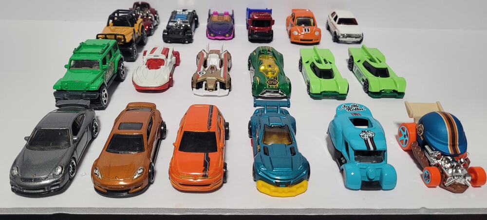 Lot of 19 Hot Wheels 1:64 Diecast Trucks Supercars Classics Collectibles